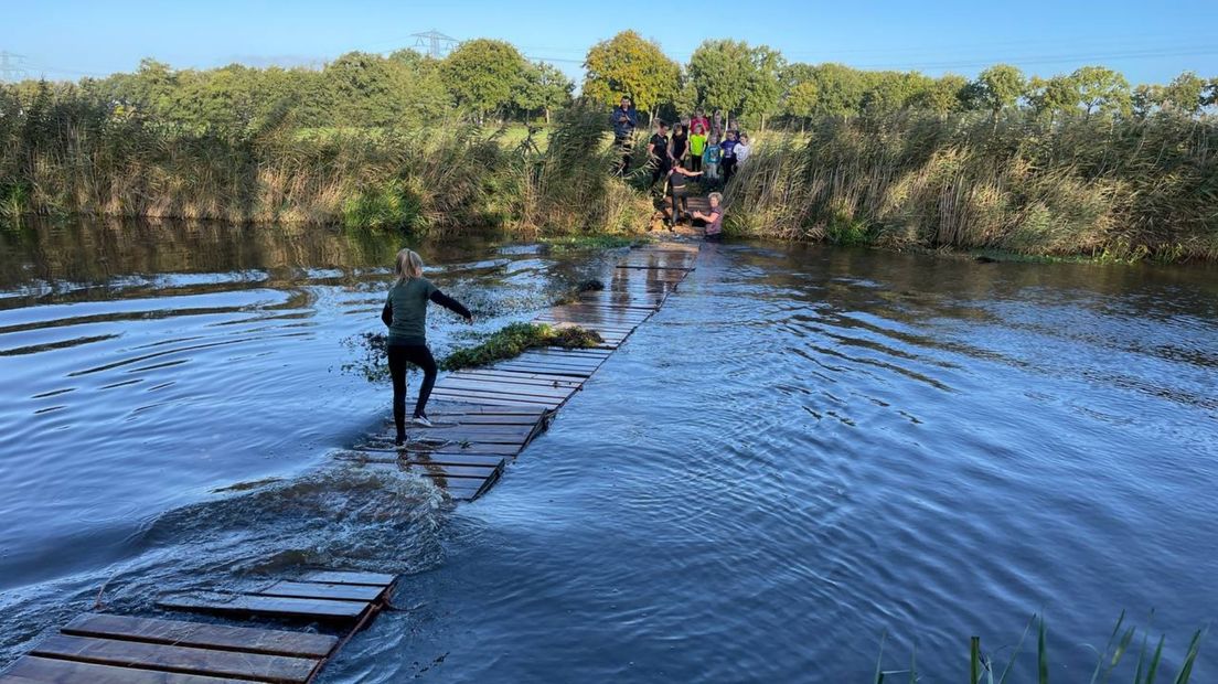 De palletbaan over het water bij het Wilgepad