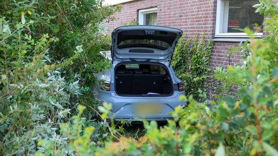 Motorrijder raakt stoeprand en valt • Twee automobilisten gewond bij botsing. Motorrijder raakt stoeprand en valt • Twee automobilisten gewond bij botsing.
