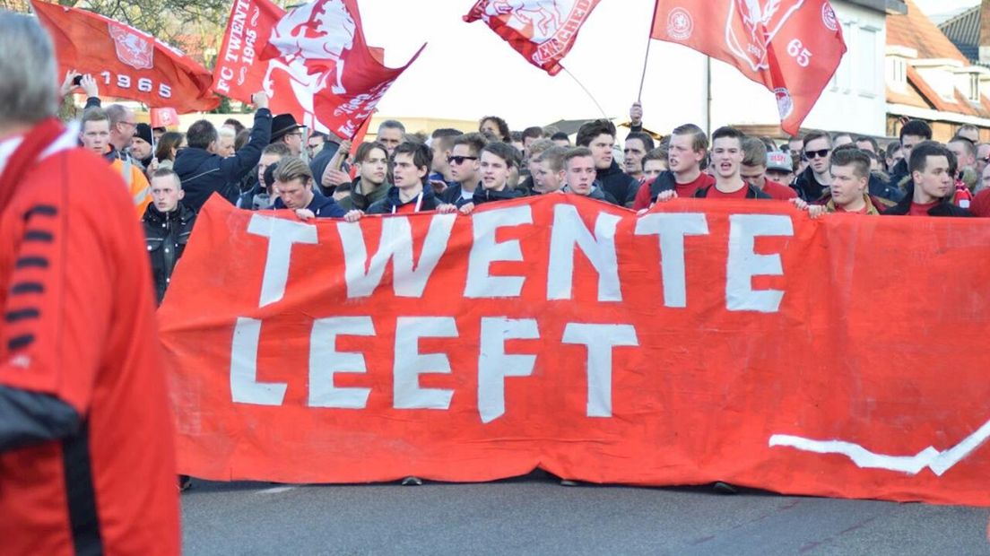 Supportersmars met 4000 FC Twente-fans in Enschede