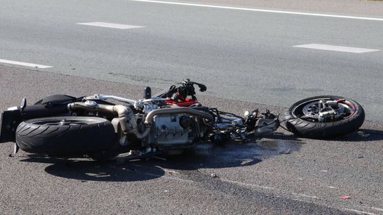 Busje rijdt over motor na ongeluk op A2