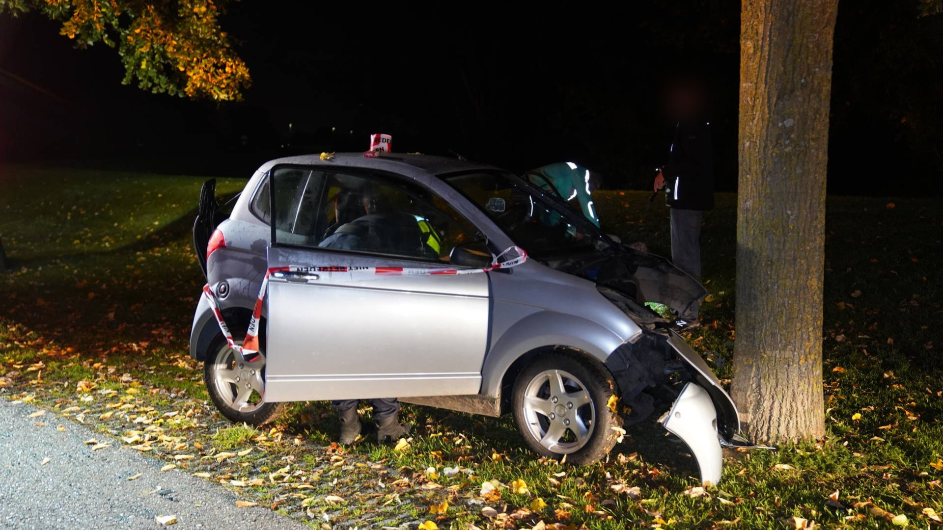 Voorbijganger treft brommobiel tegen boom aan met bestuurder erin