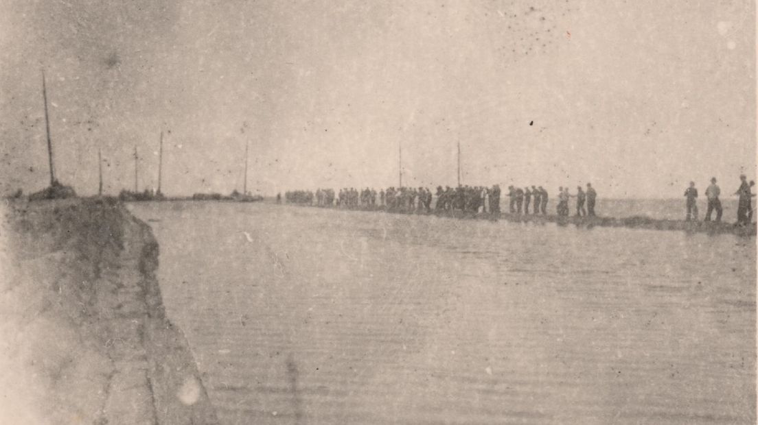 Spakenburgse vissers op de dijk, waar ze met tientallen vissers samen botters overheen trokken