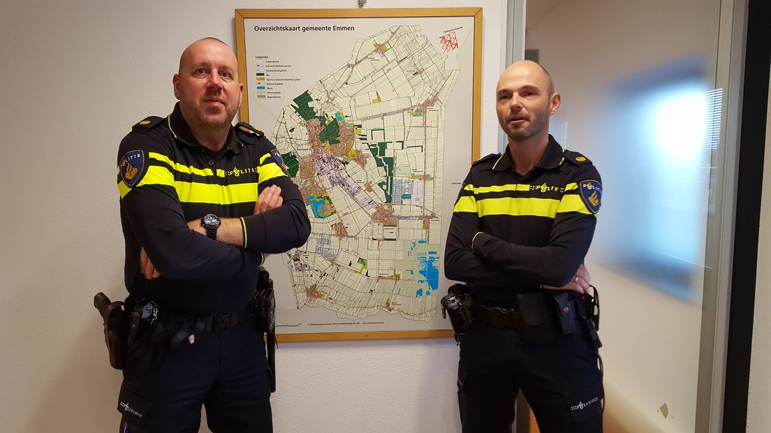 Wijkagenten Mans Stulen en Gerwin Prins gaan op huisbezoek.