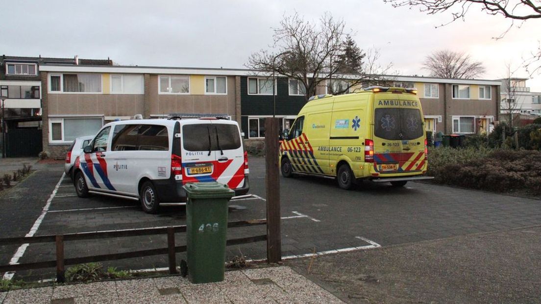 Hulpdiensten na de steekpartij bij de woning in Apeldoorn.