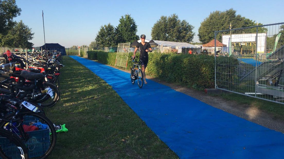 Drie hele triatlons in Nederland in één jaar. Dat was het doel van triatlete Willeke van der Zand. Totdat één van die hele triatlons door de organisatie werd geannuleerd. Willeke bedacht zich geen moment, trok de stoute schoenen aan en organiseerde zelf een triatlon. En zo vindt zaterdag de eerste hele triatlon van Gelderland plaats.