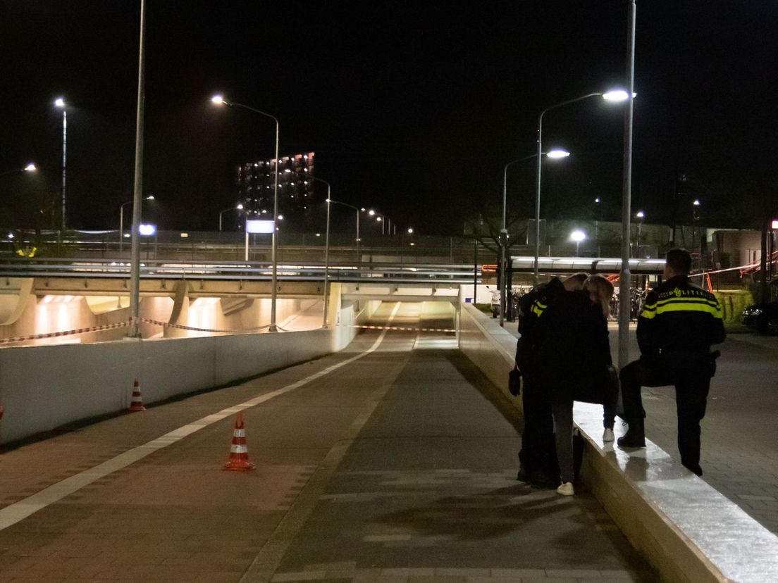 De politie doet onderzoek na de schietpartij in de buurt van station Zuid in Dordrecht