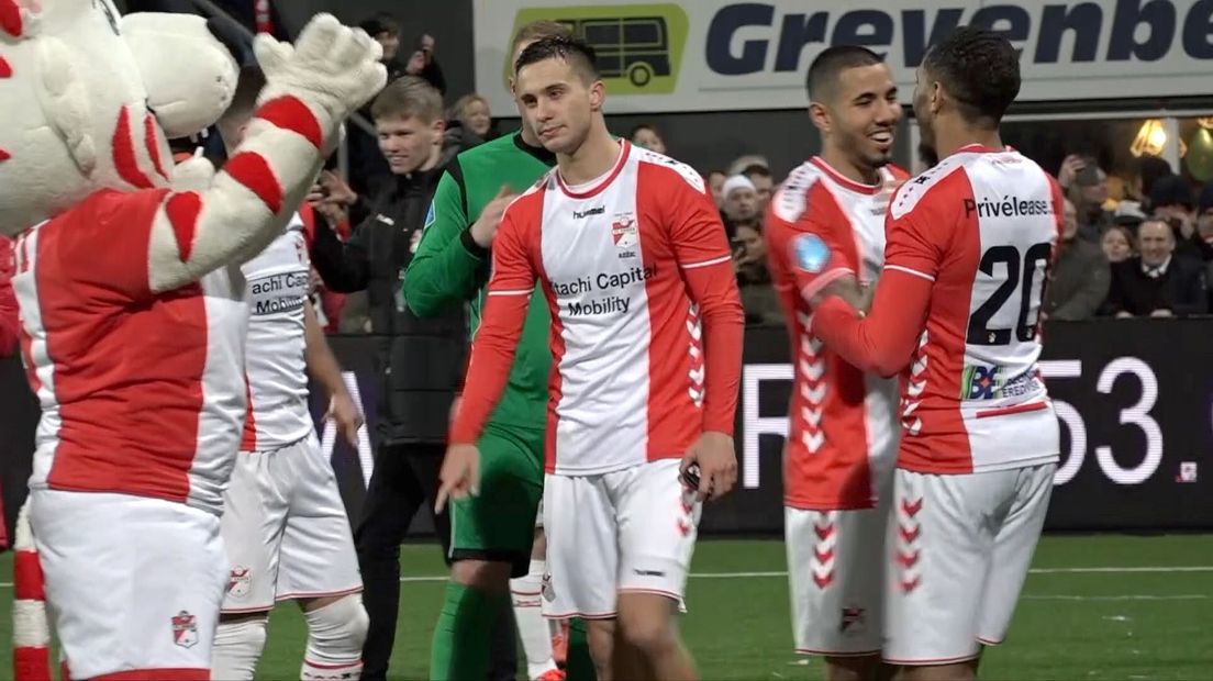 FC Emmen viert feest na de overwinning op Willem II (Rechten: RTV Drenthe)