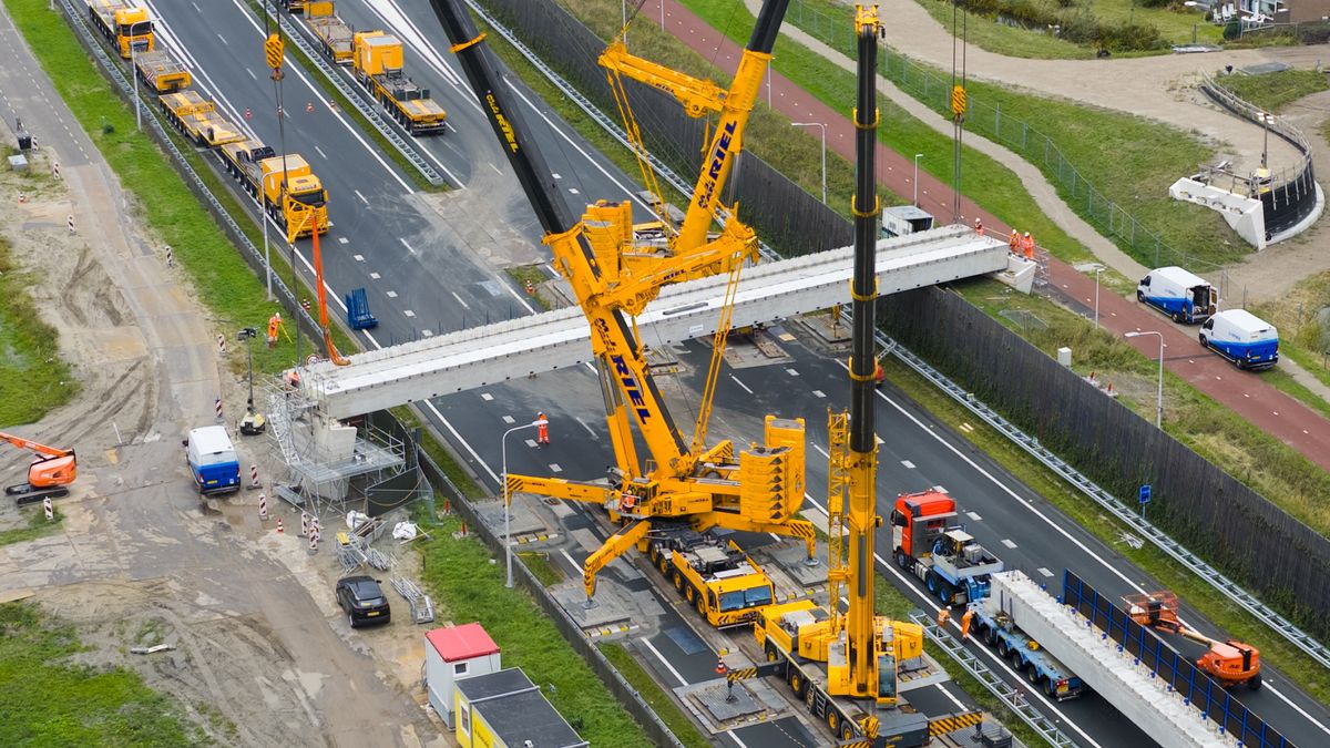 Gigantische kranen leggen nieuwe brug op zijn plek