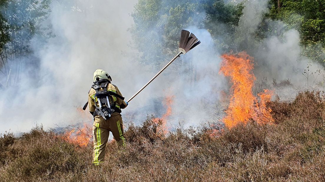 De brandweer is druk bezig de vlammen te doven