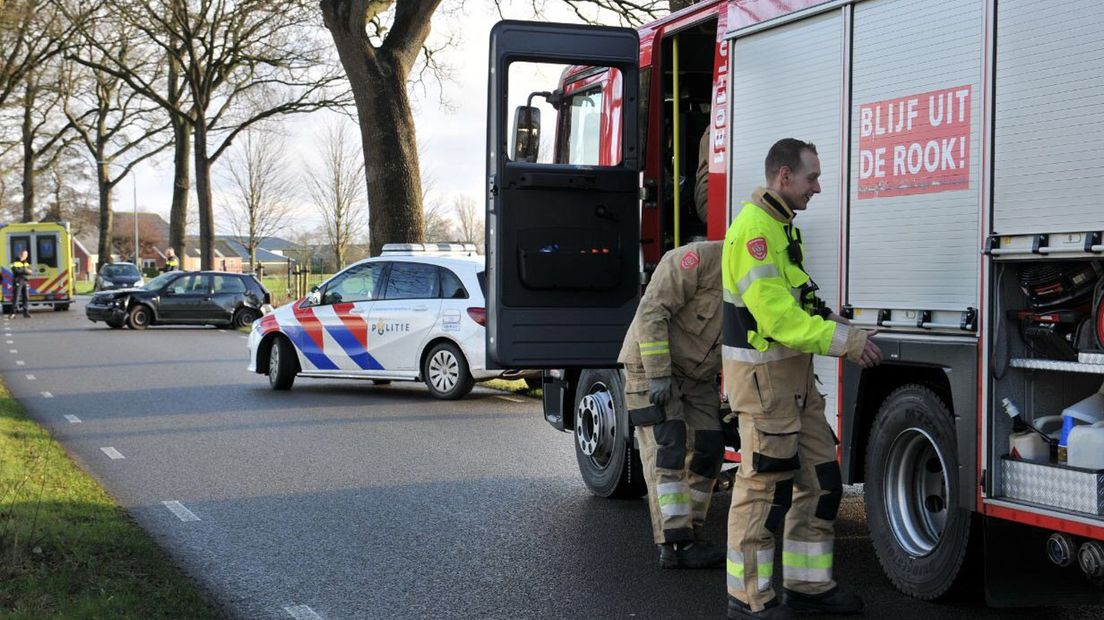 Hulpdiensten nemen poolshoogte op de Zevenhuisterweg.