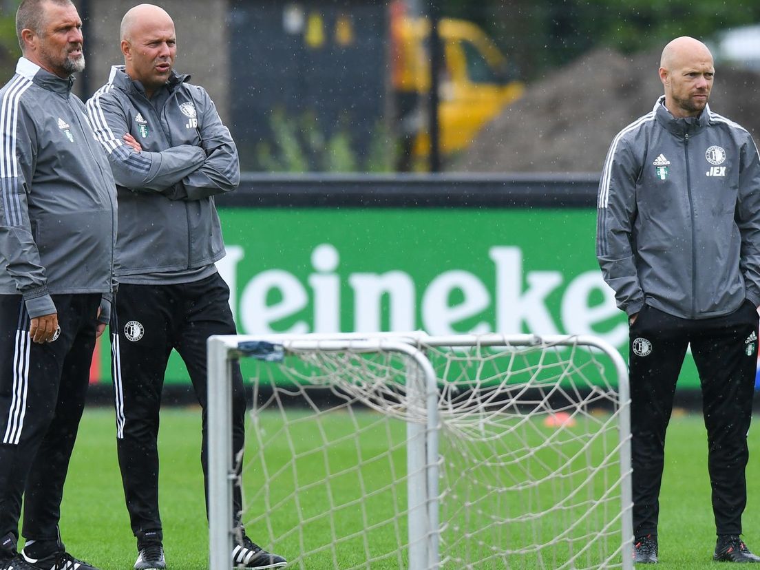 John de Wolf met Arne Slot tijdens een training van Feyenoord
