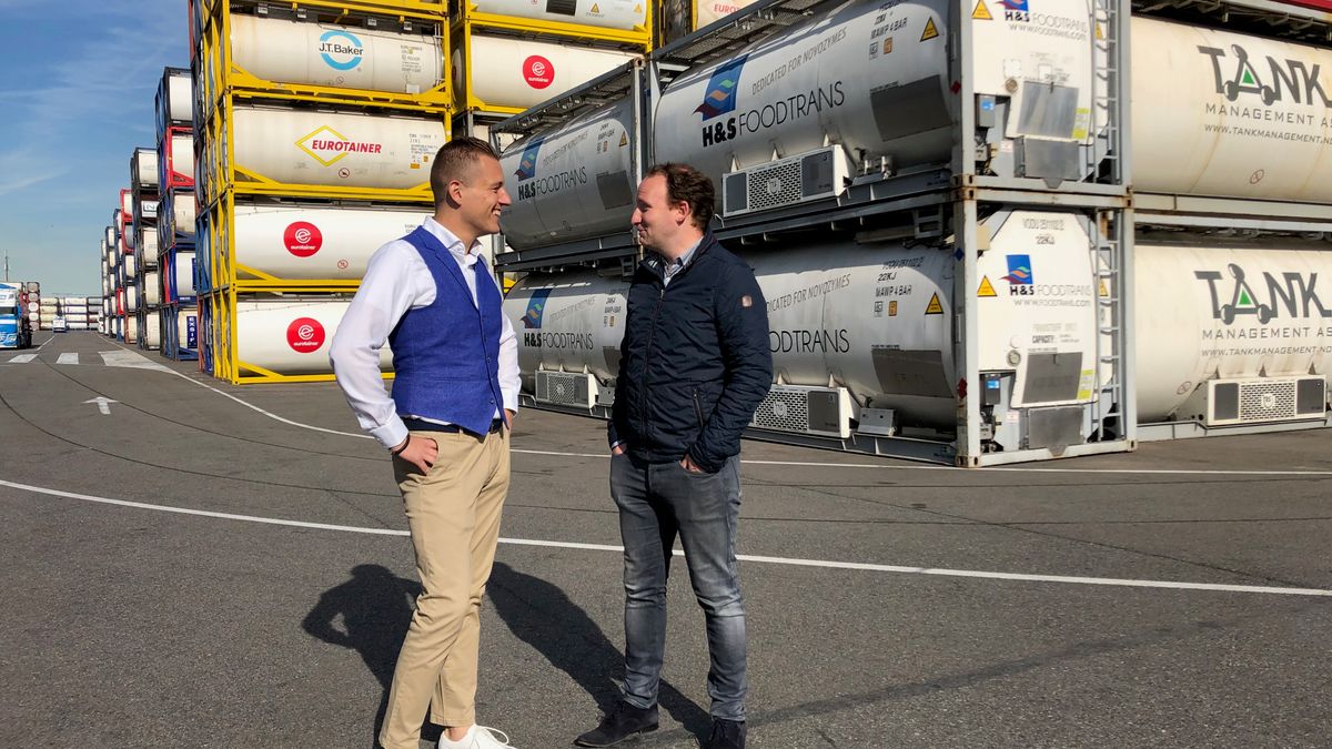 Met veiligheidshelm tussen de containers fietsen Rijnmond