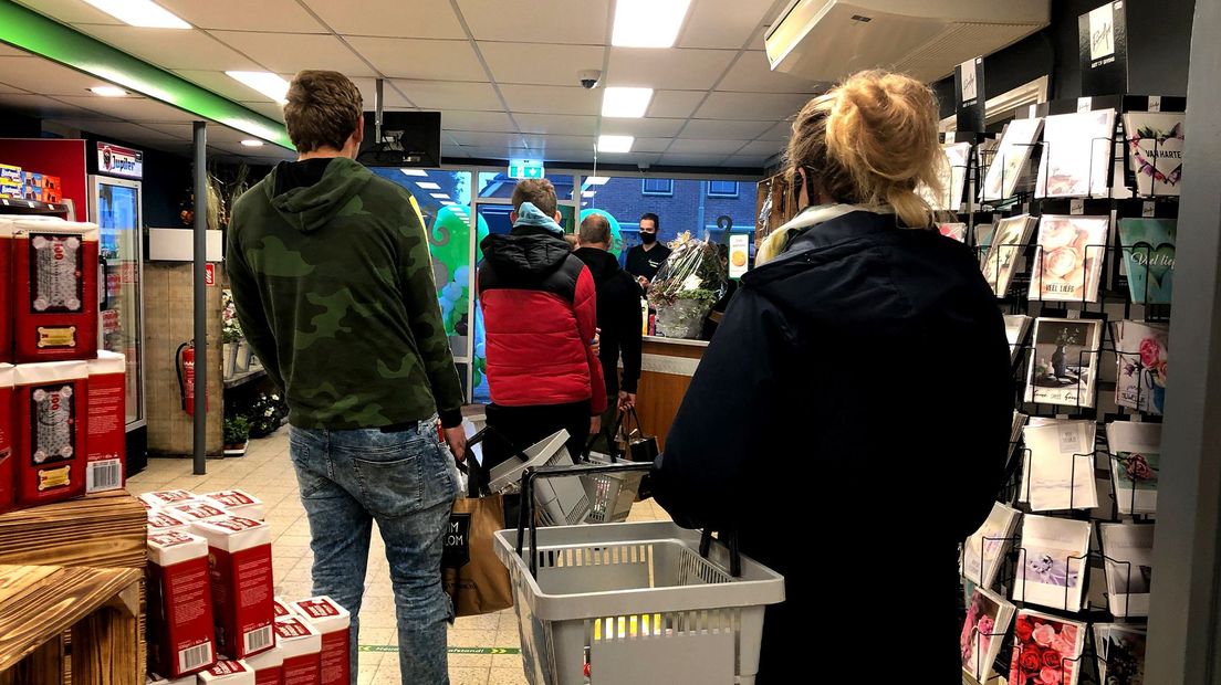 Bij de opening van de supermarkt in Wijster staan de klanten al vroeg in de rij (Rechten: RTV Drenthe / Jasmijn Wijnbergen)