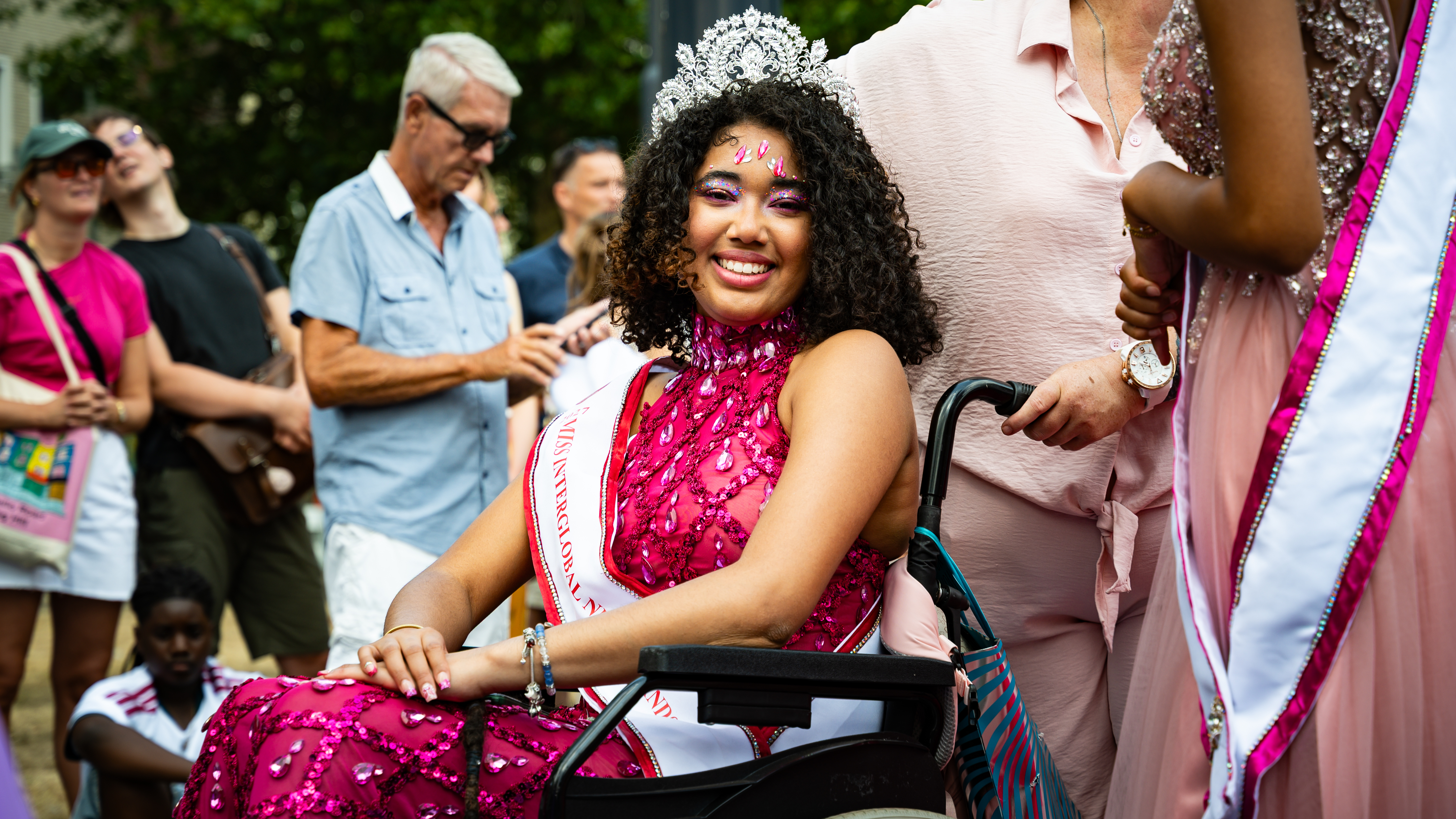 Cheara rolt mee tijdens de straatparade van het Zomercarnaval