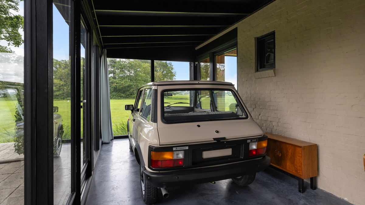 Oscar heeft een auto in zijn huis te pronken: 