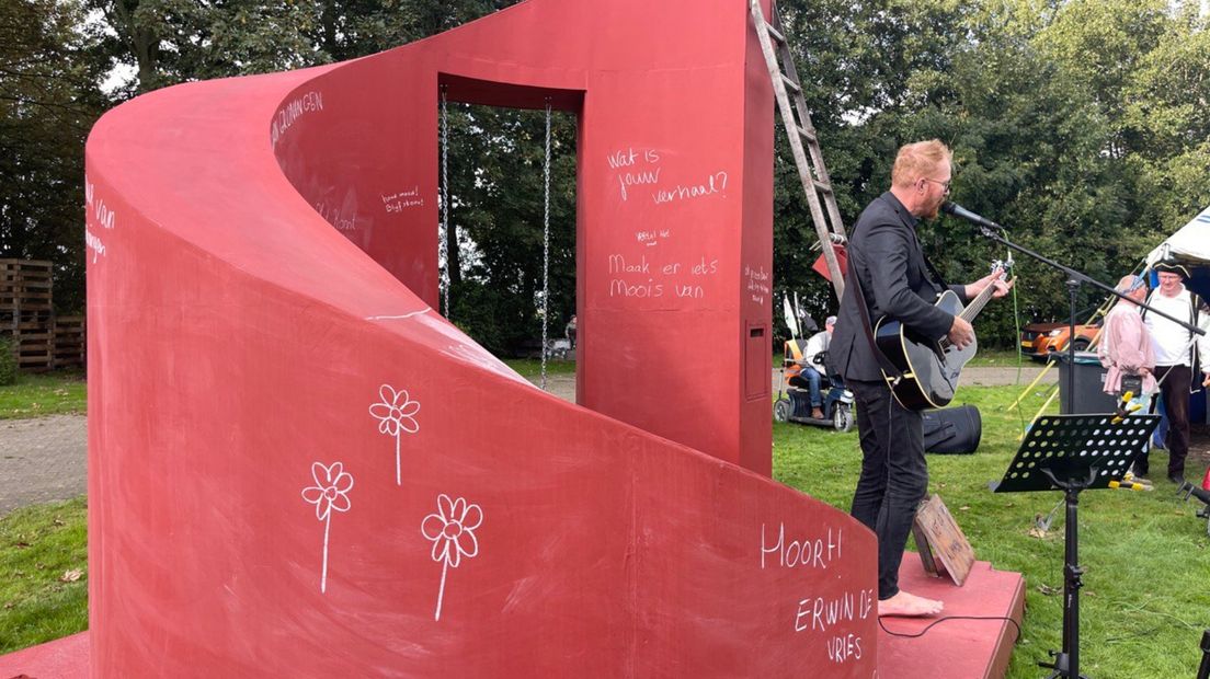 Erwin de Vries zingt over de muur