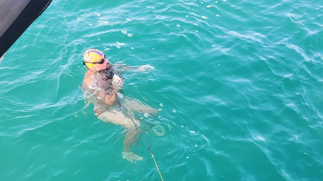 Gertjan Nieuwenkamp in het water tussen Engeland en Frankrijk