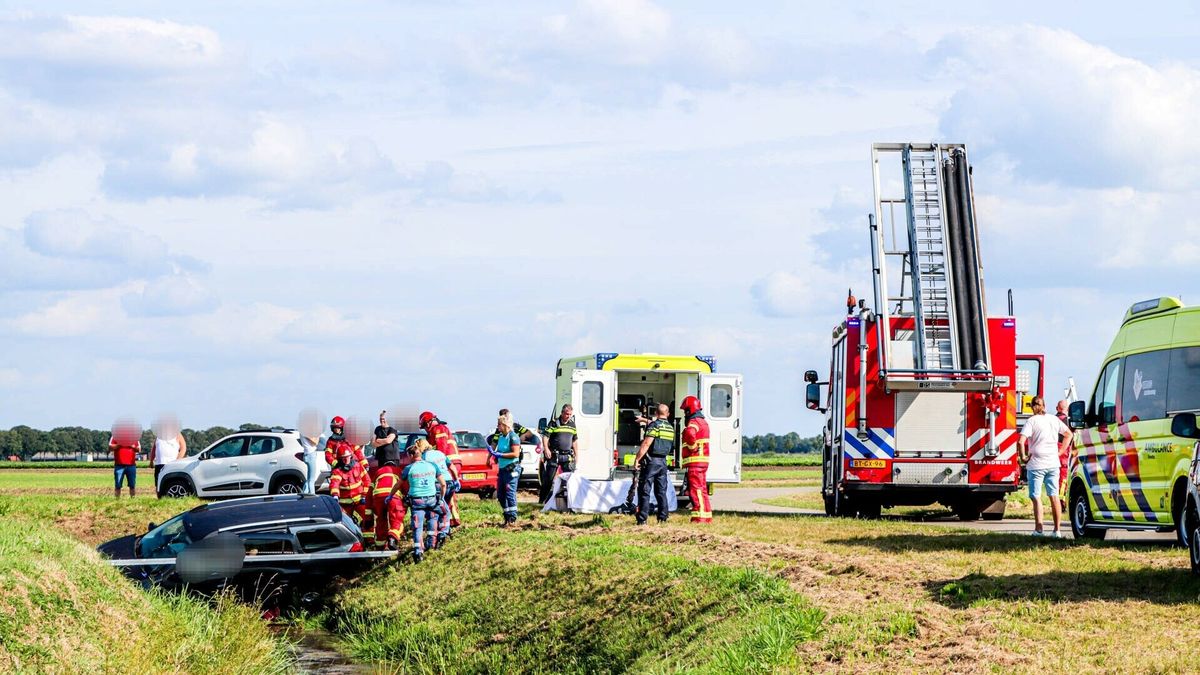 Auto raakt van de weg in Roswinkel, automobilist bekneld