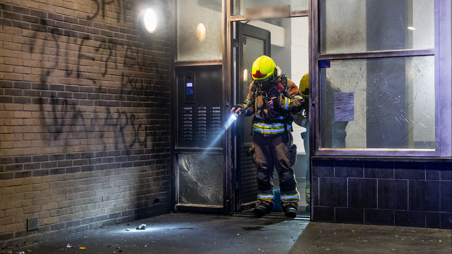 De brandweer doet onderzoek na de explosie.