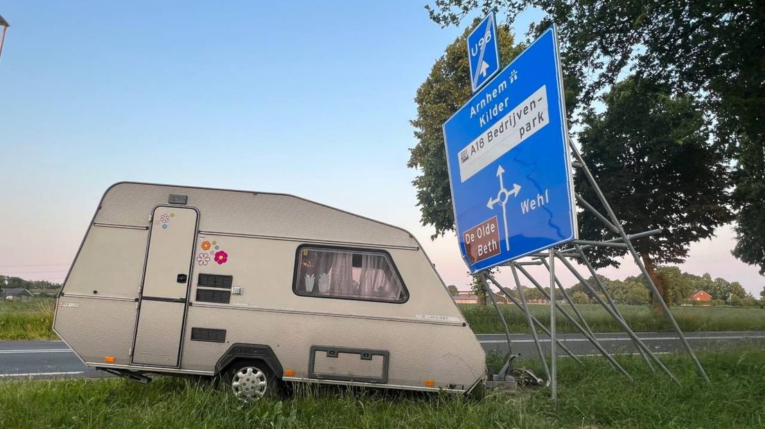 Waarom deze caravan zo merkwaardig is geparkeerd is nog onduidelijk.