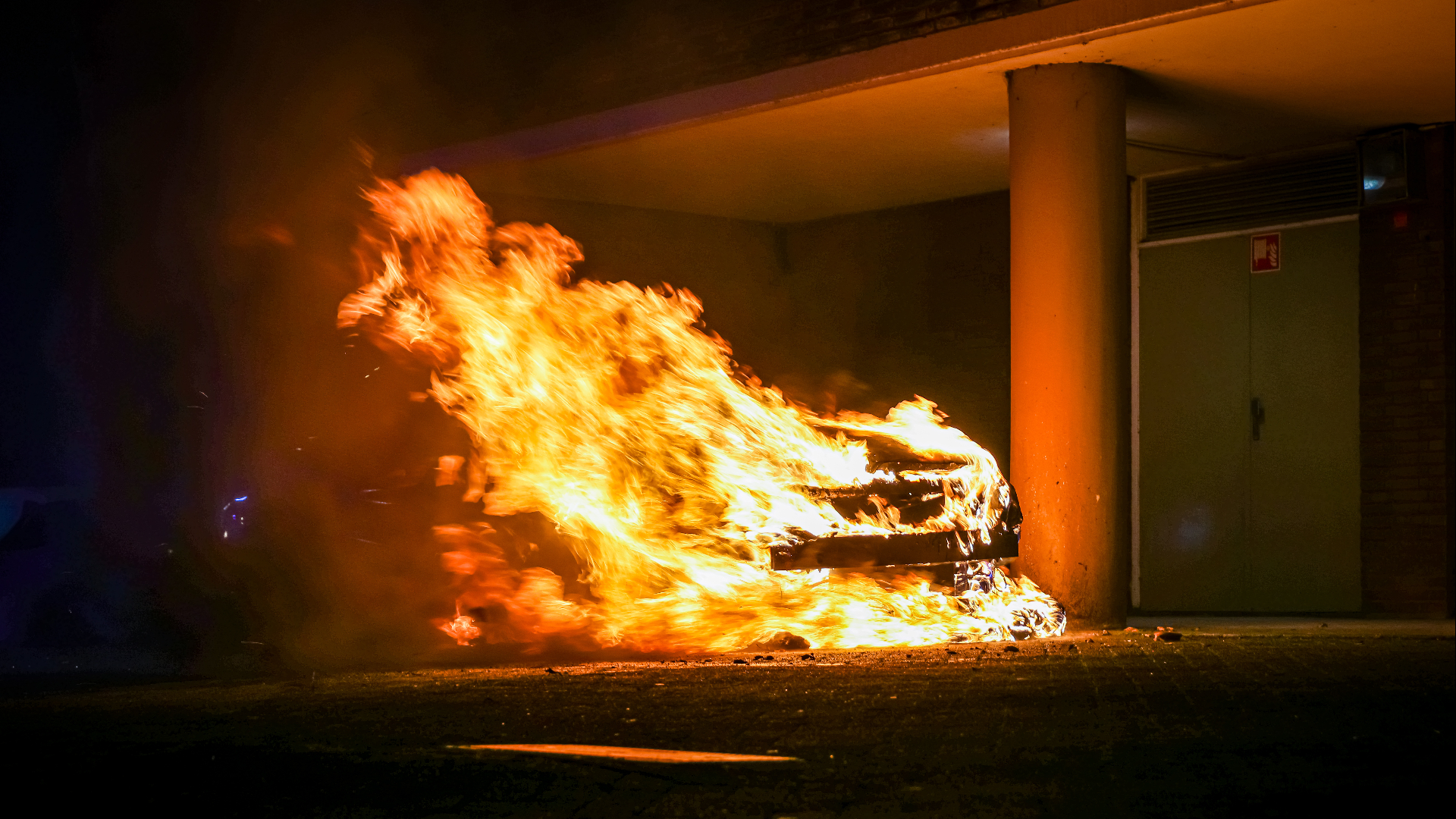 Op beelden is te zien dat de vlammen hoog uit de motorkap sloegen.