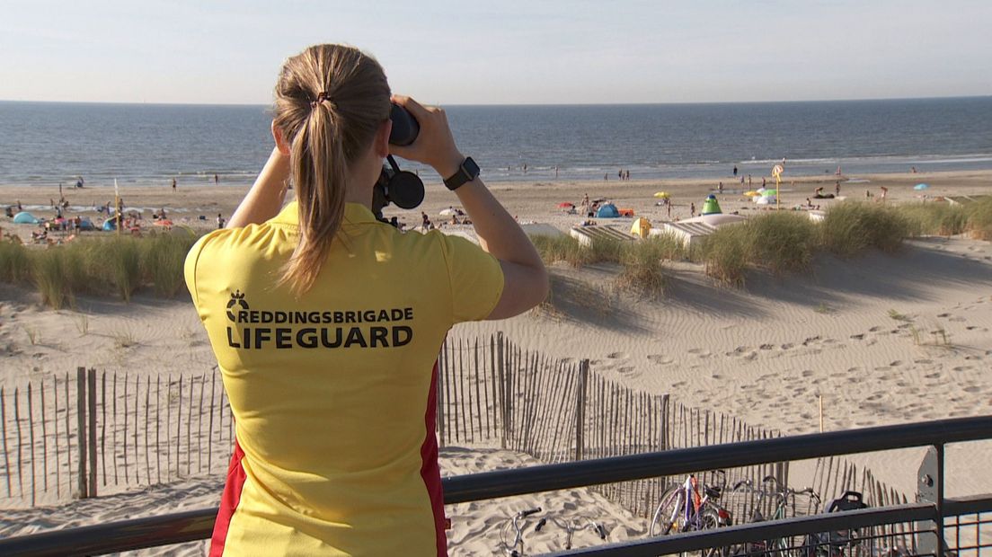 Lifeguard van de Westlandse Reddingsbrigades houdt oogje in het zeil 