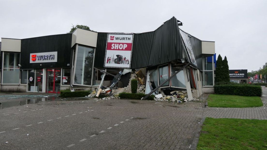 Gebouw stort in door hevige regenval in Enschede