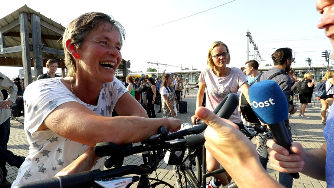 De vrouwen in gesprek met Ties van der Heide