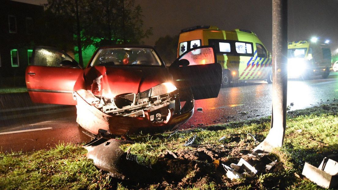 Op de Westerbracht in Emmen knalde een auto tegen een lantaarnpaal (Rechten: De Vries Media)