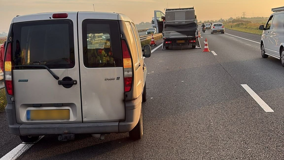 Twee voertuigen staan stil op de linkerrijstrook.