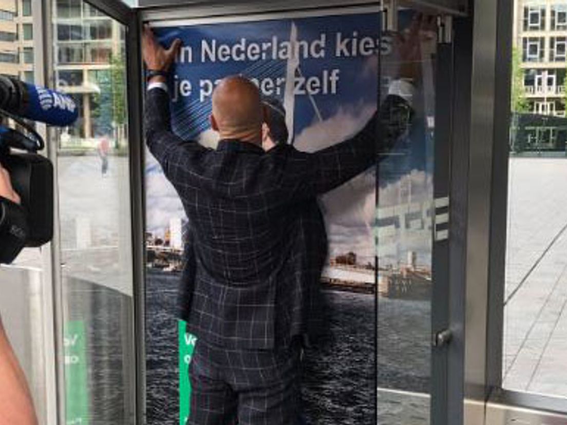 Wethouder Schneider hing in 2017 de poster zelf op.