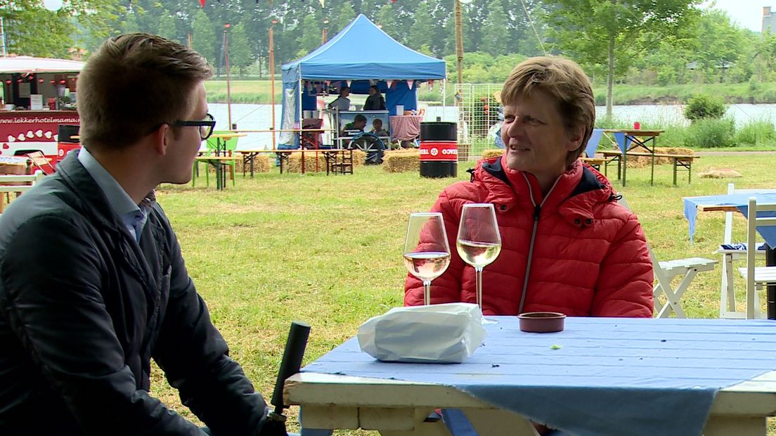 Moeder (Ank Mulder) en zoon (Joël Mulder) vieren Moederdag met een wijntje op het festival