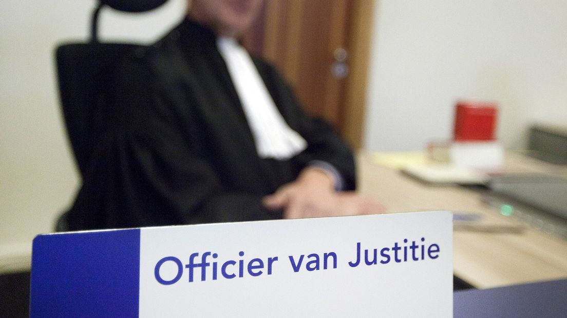 De officier van justitie zit vanaf donderdag achter plexiglas