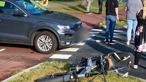 Moeder ernstig gewond na ongeval met kind op fiets. Moeder ernstig gewond na ongeval met kind op fiets.