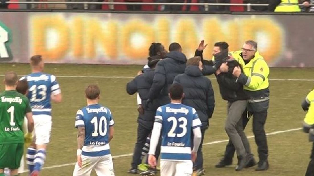 Aanhangers van Go Ahead Eagles hebben na de wedstrijd spelers van De Graafschap aangevallen. Op het veld werd geschopt en geslagen.