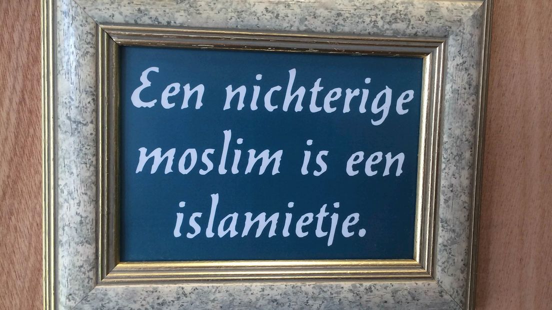 Expositie met spreuken van Herman Finkers in Almelo geopend - RTV Oost