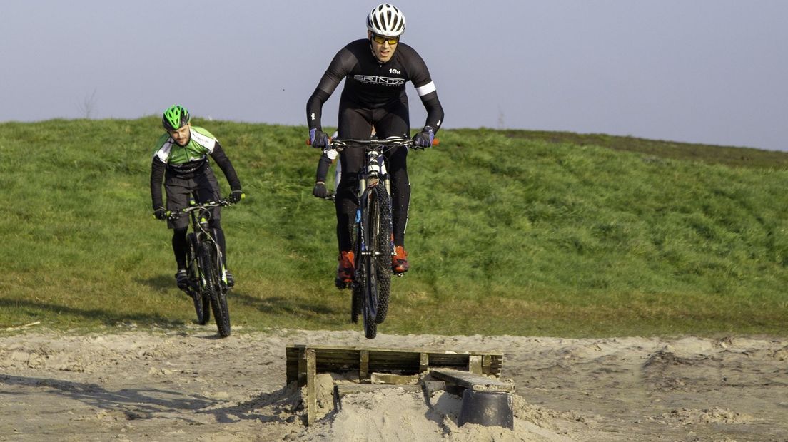 Mountainbikers in actie op een skillspark