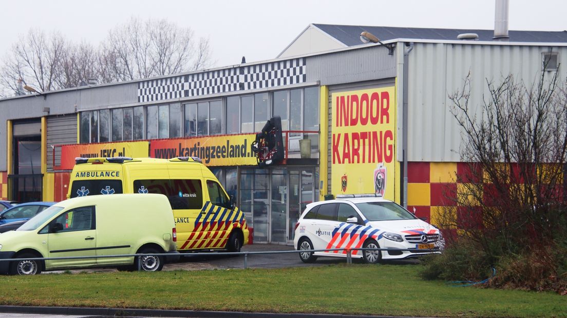 Ambulance en politiewagen bij kartbaan in Middelburg na ongeluk op de baan