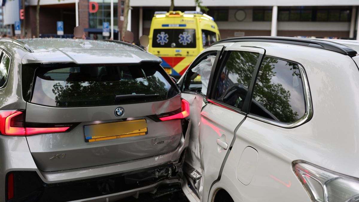 Automobilist rijdt tegen meerdere auto's aan in Heerenveen