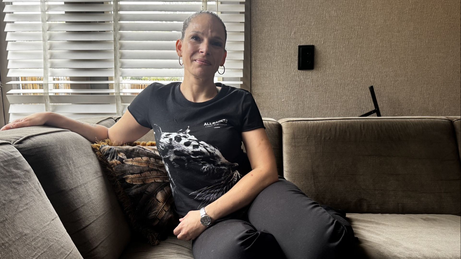Lisa in haar woning in Crooswijk