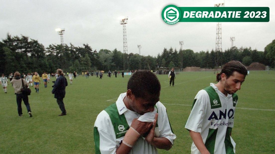 Met gebogen hoofden verlaten de FC Groningen-spelers Wattimury en Rodriguez het veld in Zeist na de nacompetitiewedstrijd tegen Cambuur