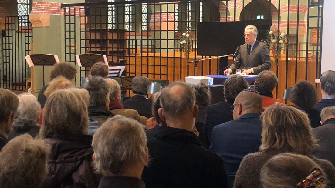 Burgemeester Koen Schuiling tijdens zijn toespraak in de synagoge.