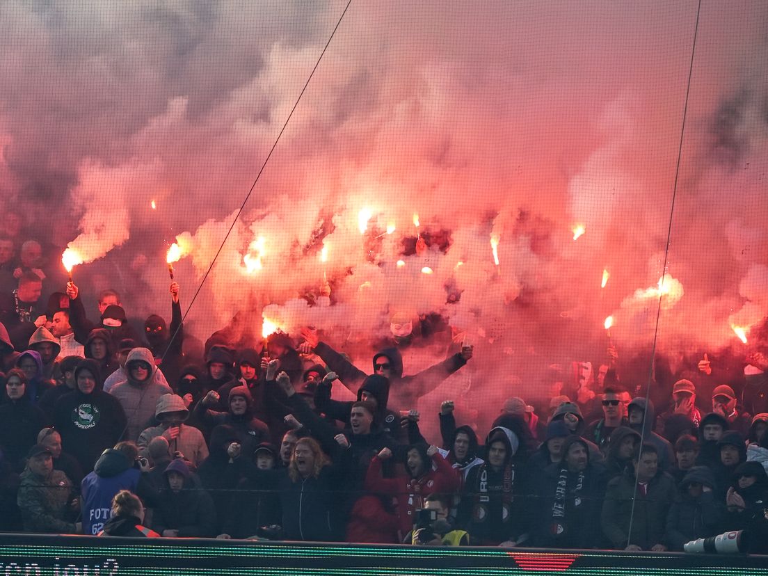 De aanhang van Feyenoord steekt vuurwerk af tijdens de bekerfinale tegen NEC