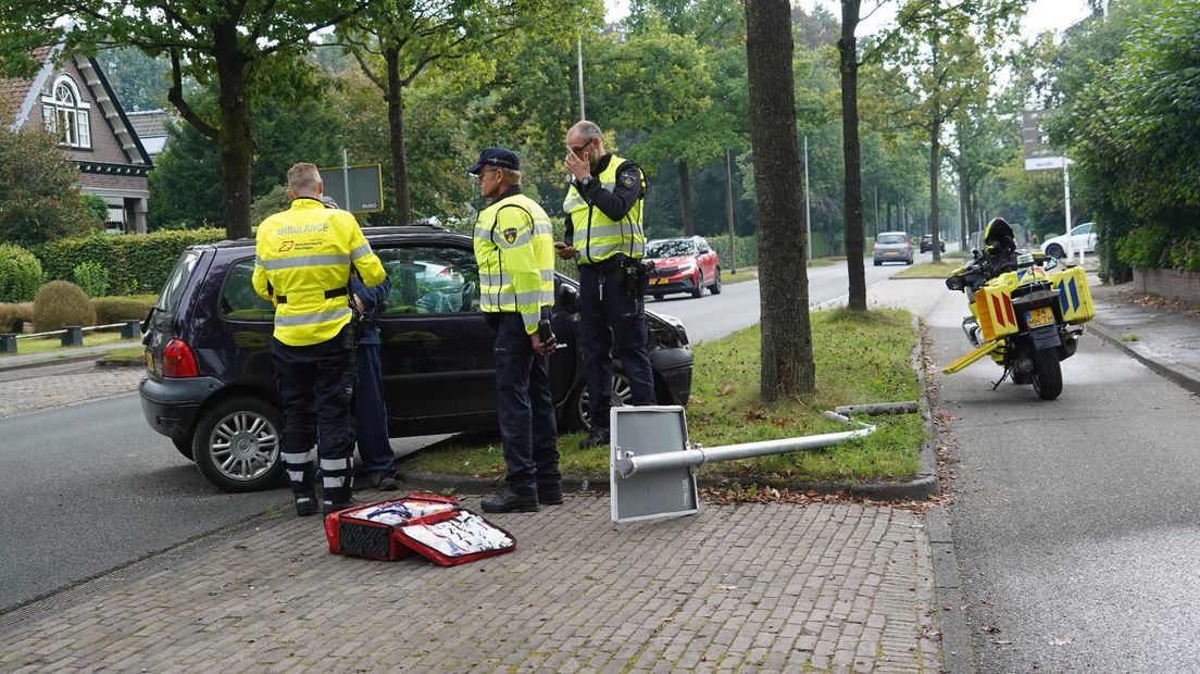 De auto botste op een paal langs de Rijksstraatweg