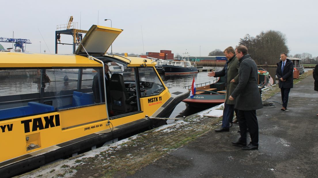 Koning Willem-Alexander stapt in een watertaxi, gemaakt door Alumax