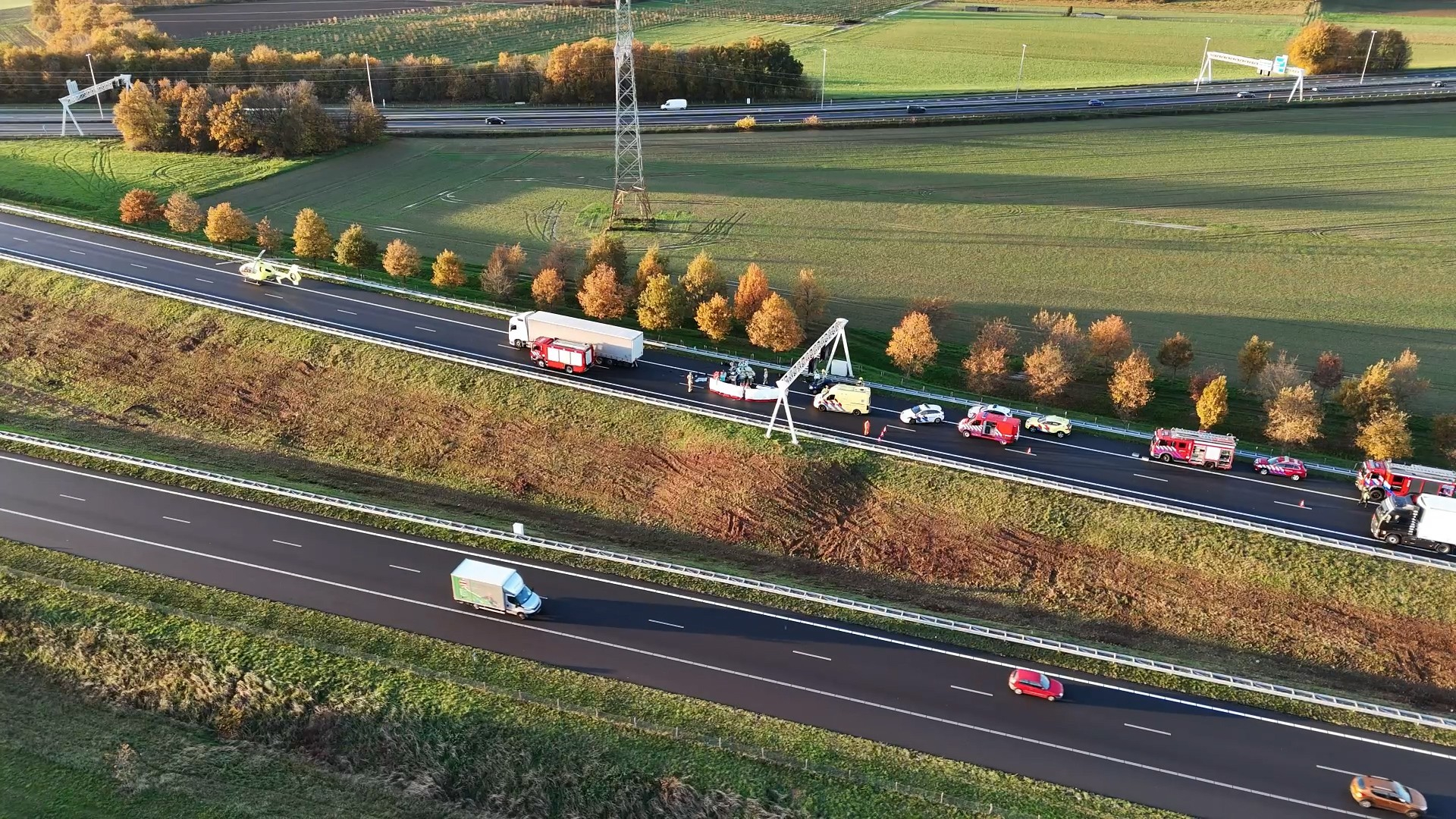 Ongeval op de A73: traumahelikopter landt op snelweg.
