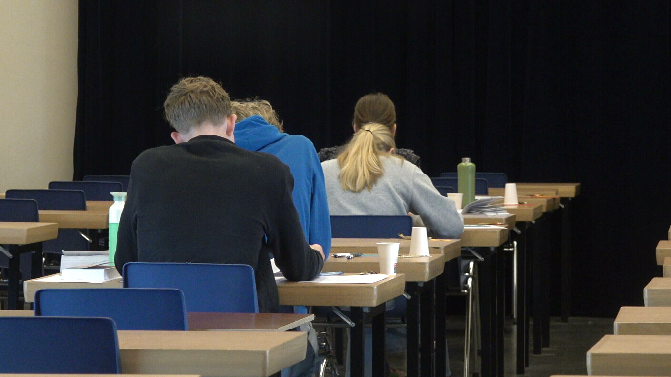 Learlingen bûgden harren hjoed oer it eineksamen Frysk; soesto slagje? Doch hjir de test