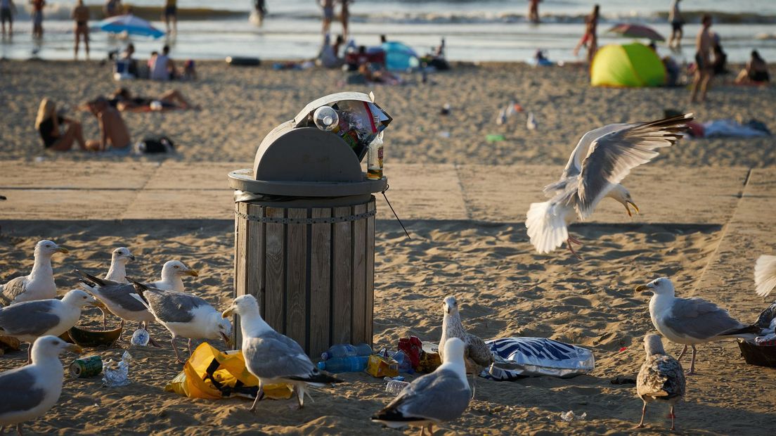 Rotzooi op het strand aan het eind van de dag