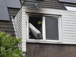 Brandweer gooit matras uit raam van brandende slaapkamer | Overvallers vertrekken zonder buit