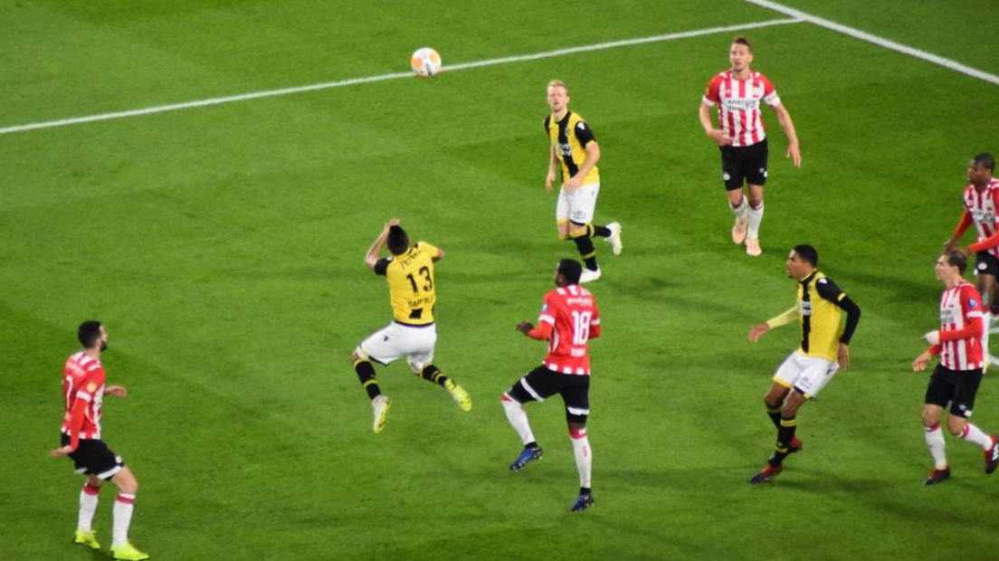 Vitesse heeft zaterdagavond nagelaten om met een punt uit Eindhoven te vertrekken. PSV en Vitesse maakten er absoluut geen aantrekkelijke wedstrijd van en waren elkaar de hele tijd aan het aftasten. Het verschil werd in de tweede helft wel gemaakt door een prachtige goal van Siem de Jong, maar eigenlijk verdiende deze wedstrijd geen winnaar.